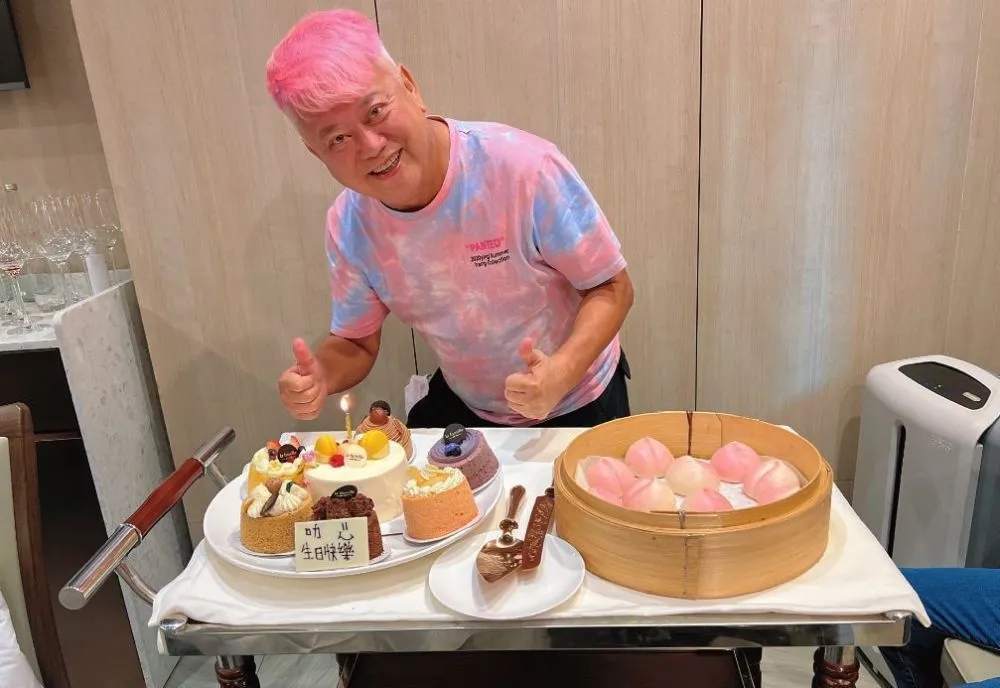 陈百祥大腹便便,笑容满面地庆祝他的72岁生日,甜蜜地拥抱着他的妻子
