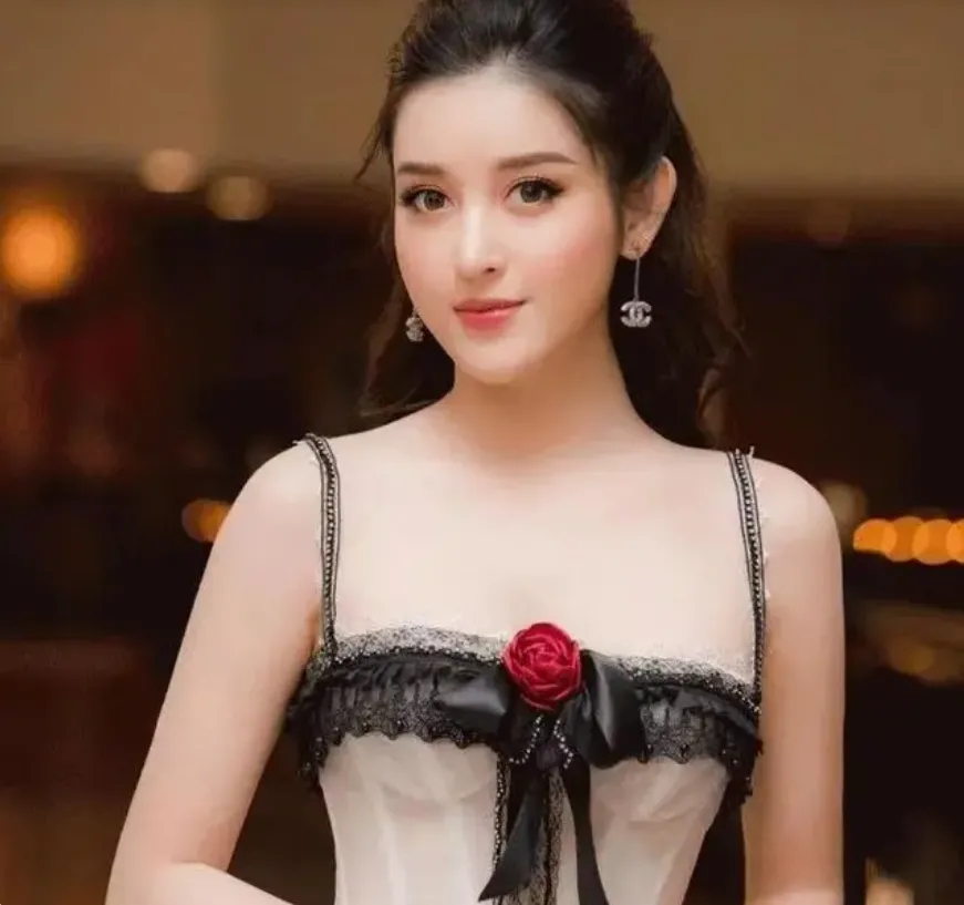 她好会穿搭哦!一张挥手的照片把韩国网友彻底吸引:太对我胃口了