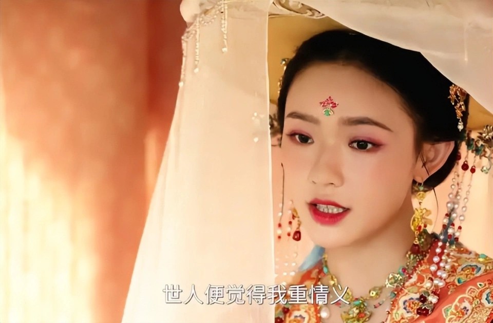 张凯丽与黄梅莹同框，60+女人气质竟由发型穿搭决定！