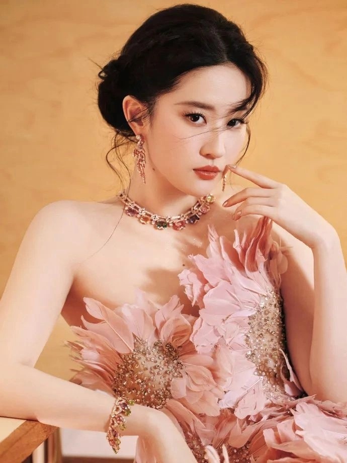 郭晶晶穿绿西装亮相,1元发箍5毛头绳,皮肤嫩似剥壳鸡蛋