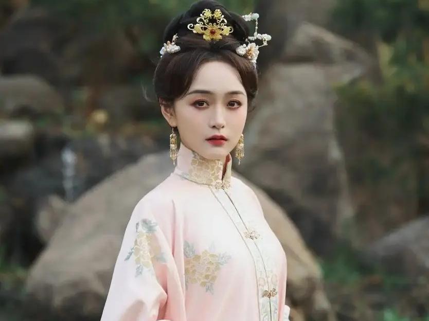 韩红痛失母亲!再婚继父成母女决裂导火索,公益路上再添新伤