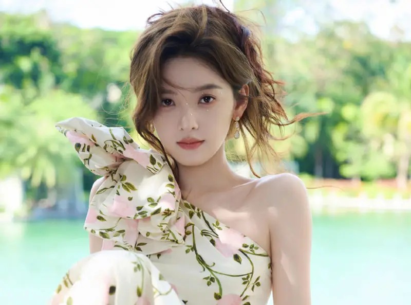 杨默依全新EP《不坦白》官宣 首波主打《昙花》诠释遗憾美学
