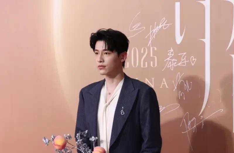 破大防,尹正惹怒粉丝后自嘲“人丑身材差”,评论区上演一出好戏