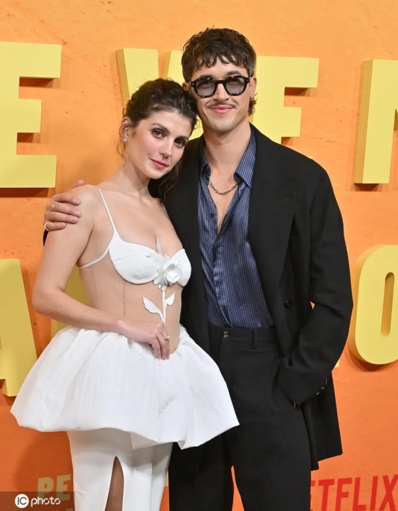 61岁史可近况曝光！与瑞士籍老公恩爱25年，穿旗袍拍全家福显年轻