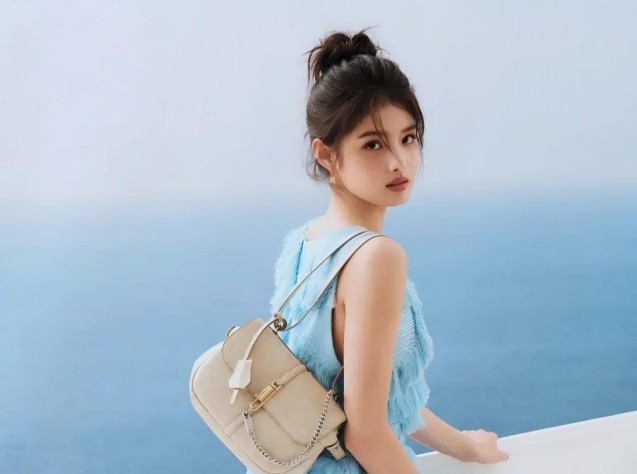 关晓彤“黑丝西装”杀疯了！漫画腿分分钟拿捏真的很美很吸睛，从“国民闺女”到冷艳女神的彻底蜕变