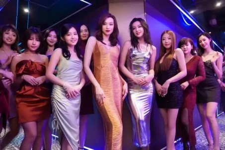 冯小刚徐帆19岁女儿徐朵晒全家福：第一次与父母同框工作，温馨画面引关注