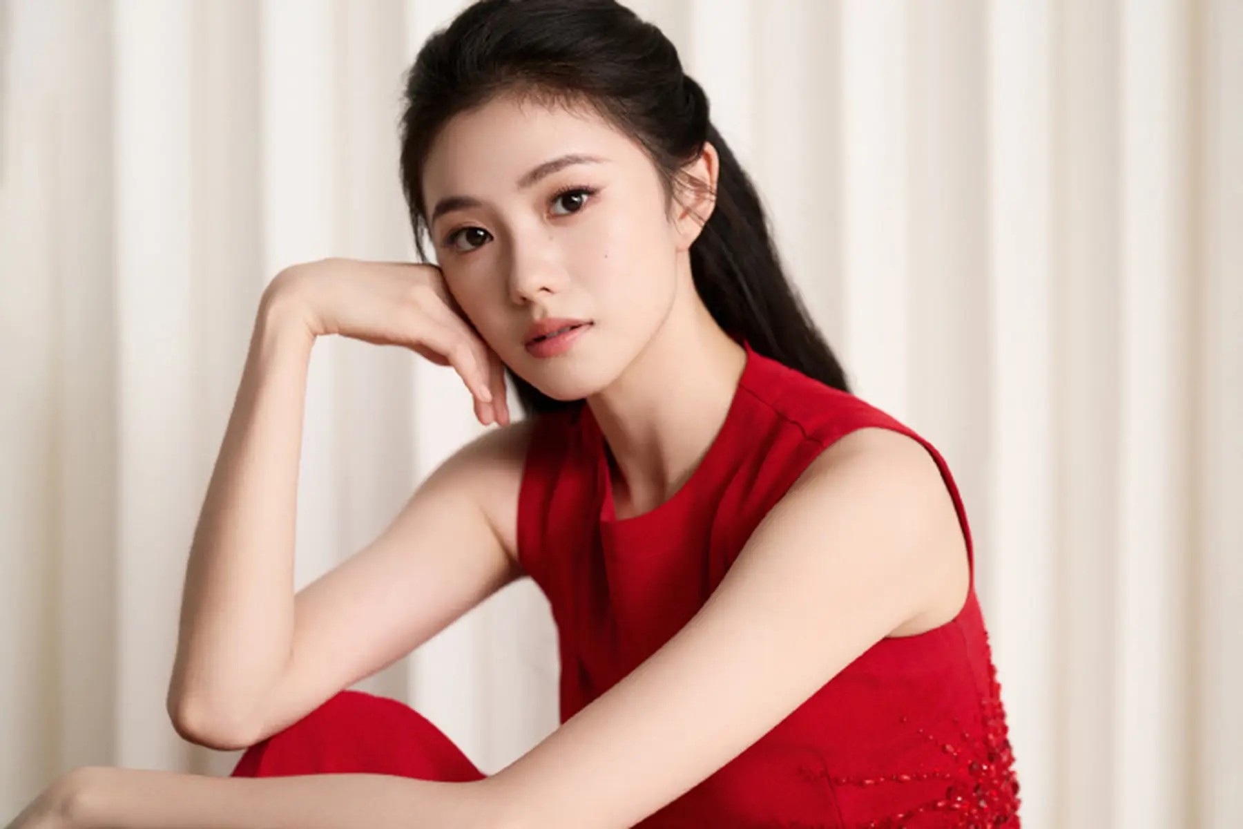卫诗雅获百花奖最佳女主，刘晓庆为其颁奖，朱一龙、梁家辉上前拥抱祝贺